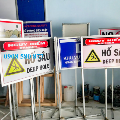 Biển cảnh báo nguy hiểm hố sâu